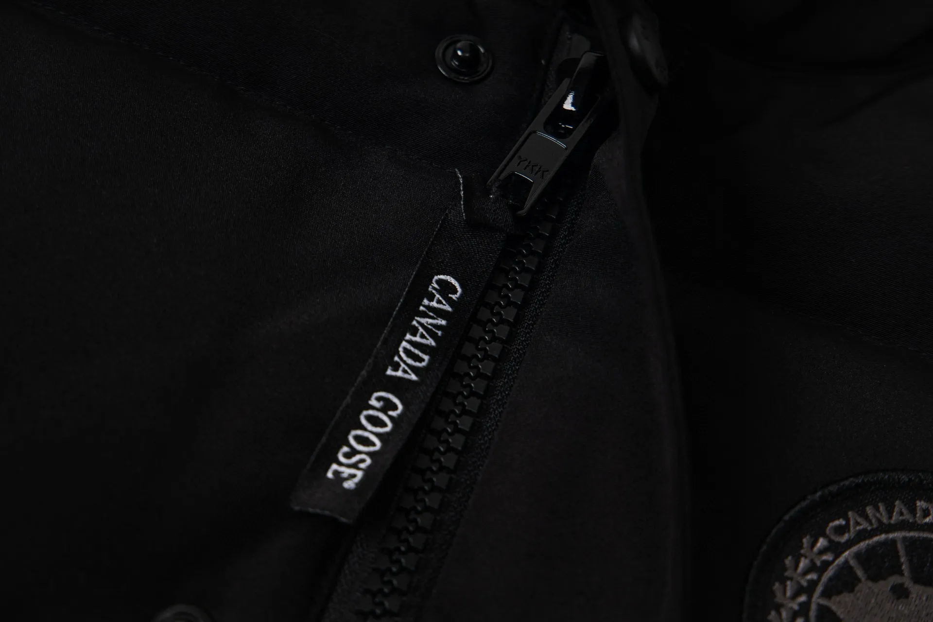 P370 Model No.: G116 Canada Goose classic down vest jacket top 1️⃣The authentic official website synchronizes the national standard 80 white duck down, never misleads such as 90 down or goose down, 100% nylon nylon lining double double-layer sealing design to prevent velvet running, the collar and pockets are made of top-grade polar fleece to keep warm and comfortable! Yoshida YKK provides original custom-made electroplated sliders. YKK two-way lockable zippers are tight and smooth and do not peel off paint! 2️⃣It is very youthful and energetic, and can be easily worn by both men and women. It is very in line with the fashion aesthetic concepts of today's young people! 3️��Full set of customized accessories, complete with three standards, same style for men and women, a must-have item for couples. Color: Black Size: XS~XXL